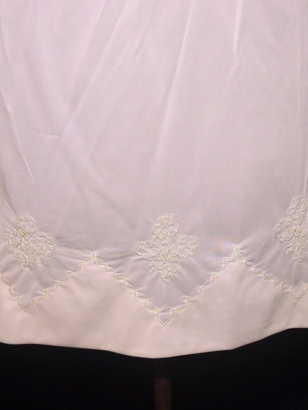 VTG 60's White Nylon Half 1/2 Slip Floral Hem Embroidery Size SM Elastic Waist - Picture 2 of 4
